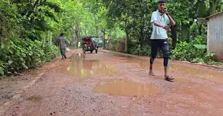 আট মাসেও শেষ হয়নি সড়ক সংস্কার, বৃষ্টিতেই হাঁটুপানি